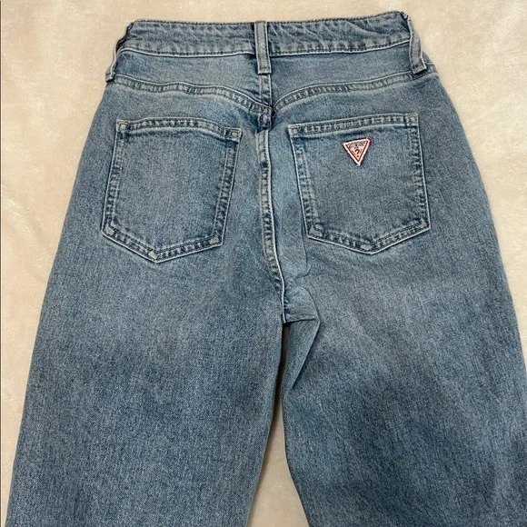Guess 90s Style Mom High Rise Distressed Jeans Size 24 Light Wash - Picture 4 of 9